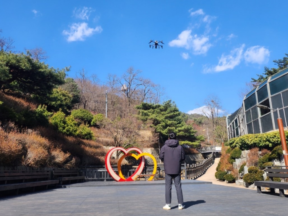광진구, 아차산 산불 예방 드론 투입...상공에서 퍼지는 강력한 안내음!