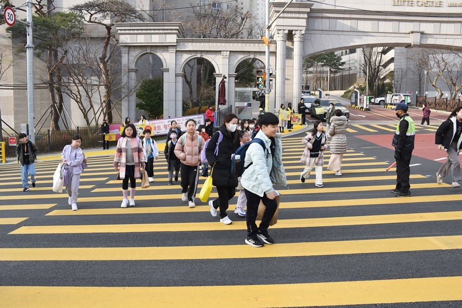 부산남구 '남구형 광폭 스마트 횡단보도' 운영 개시