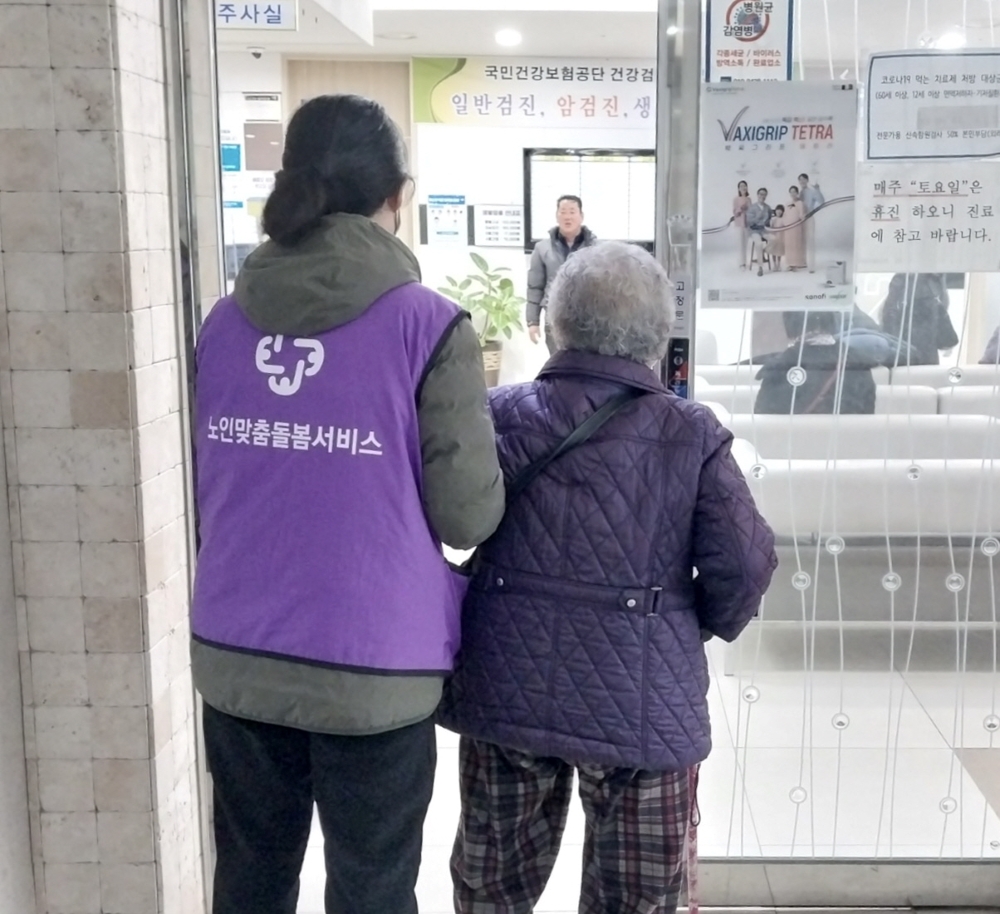 서천군, 관내 독거어르신 대상 '병원 동행서비스' 실시