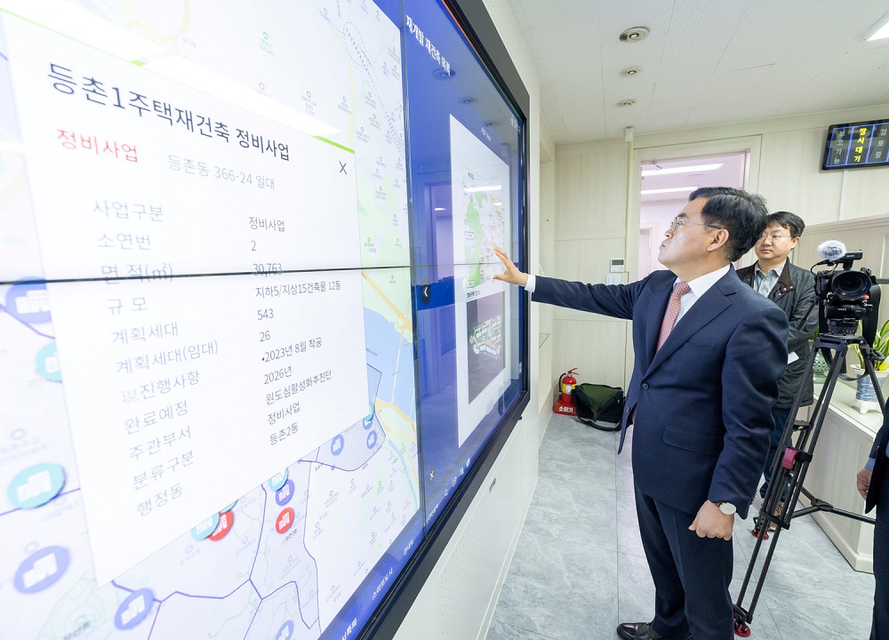 진교훈 강서구청장, 집무실에 재개발·재건축 상황판 설치