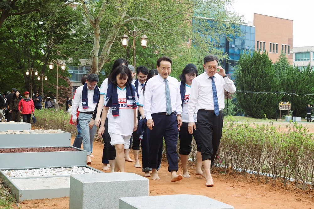 광주 동구, 주민 건강을 위한 '황토 맨발 길' 조성