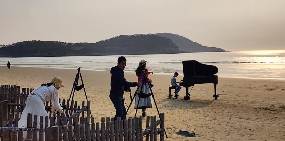 자은도 양산해변의 피아노 포토존, 인기 폭발!