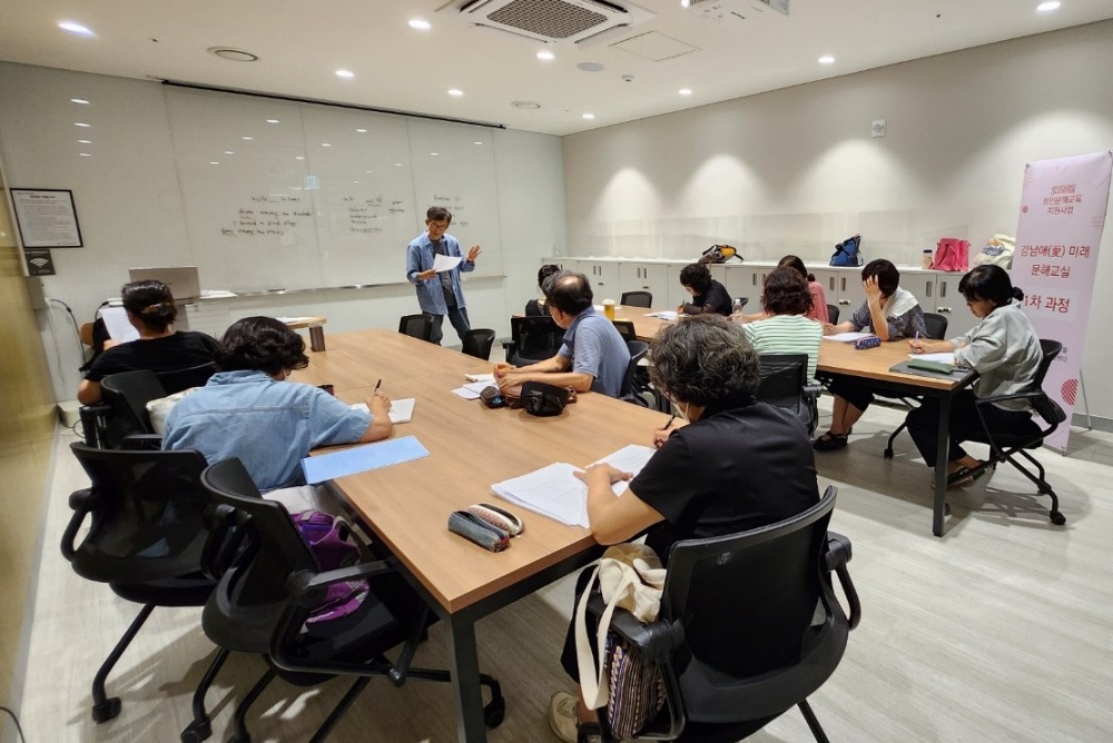 AI까지 배우는 강남구 문해교실! 2년 연속 교육부 지원사업 선정