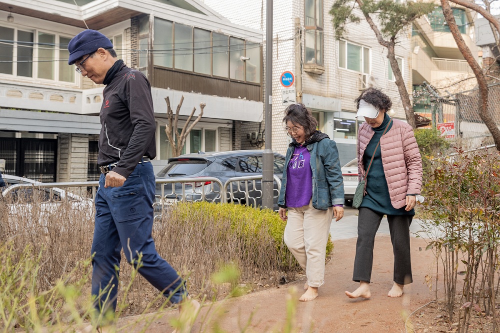 양천구, 재개발지역 방치된 공원 ‘맨발 흙길’로 새단장