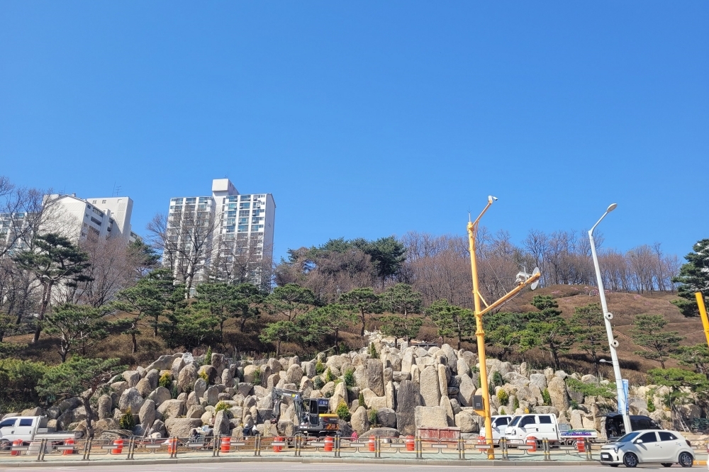 군포시, 철쭉축제 앞두고 철쭉폭포 디자인도 바꿨다