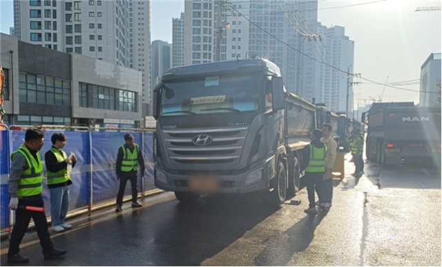 광명시, 재개발 현장 등 과적 차량 집중 단속 실시