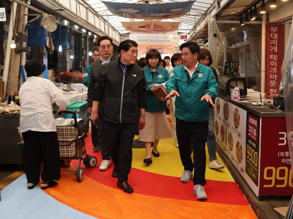 박강수 마포구청장, 아현시장 보행도로 포장 개선공사 현장 점검