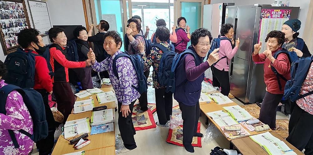 태안군, '늦깎이 초·중학생' 안전 위한 가방 지원 나서