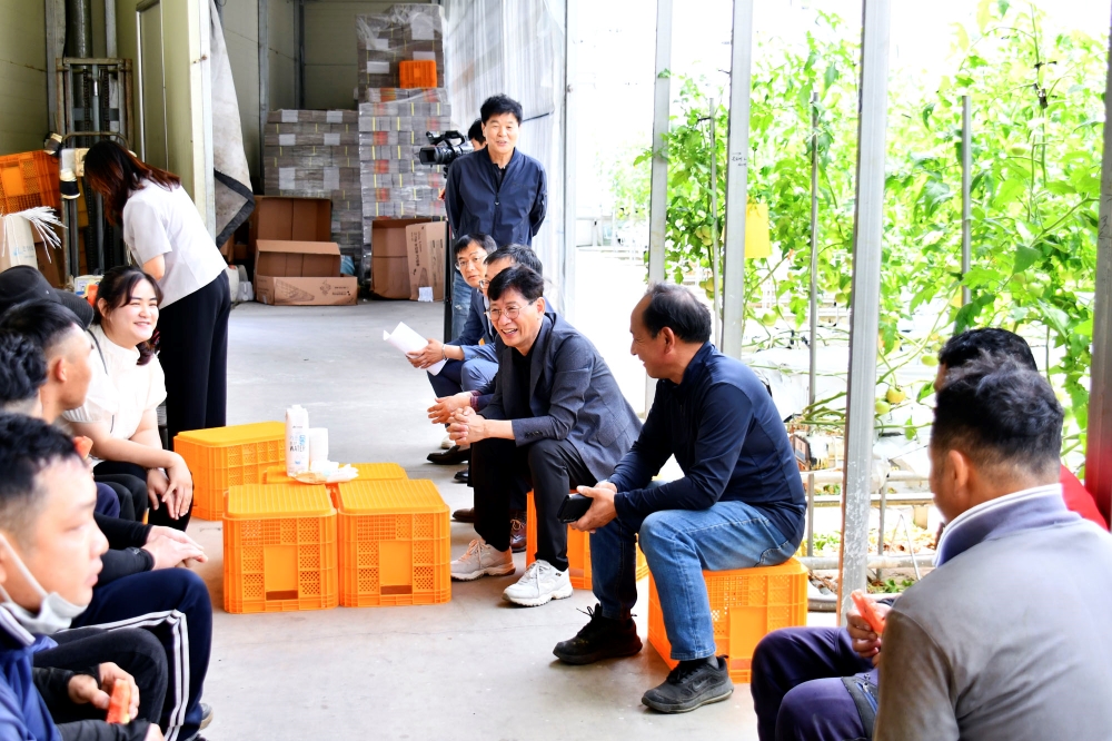최훈식 장수군수, 외국인 계절근로자 격려...현장 애로사항 청취