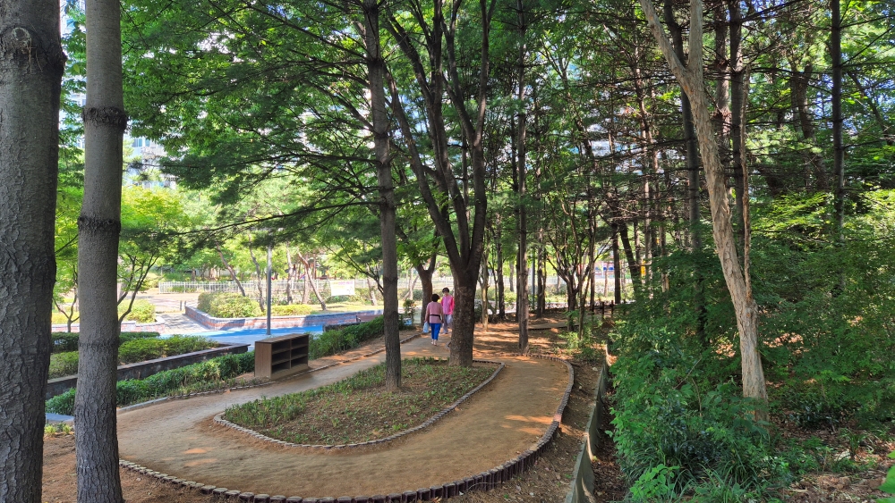 남동구, 원도심 공원에 맨발 걷기 흙길 4곳 조성