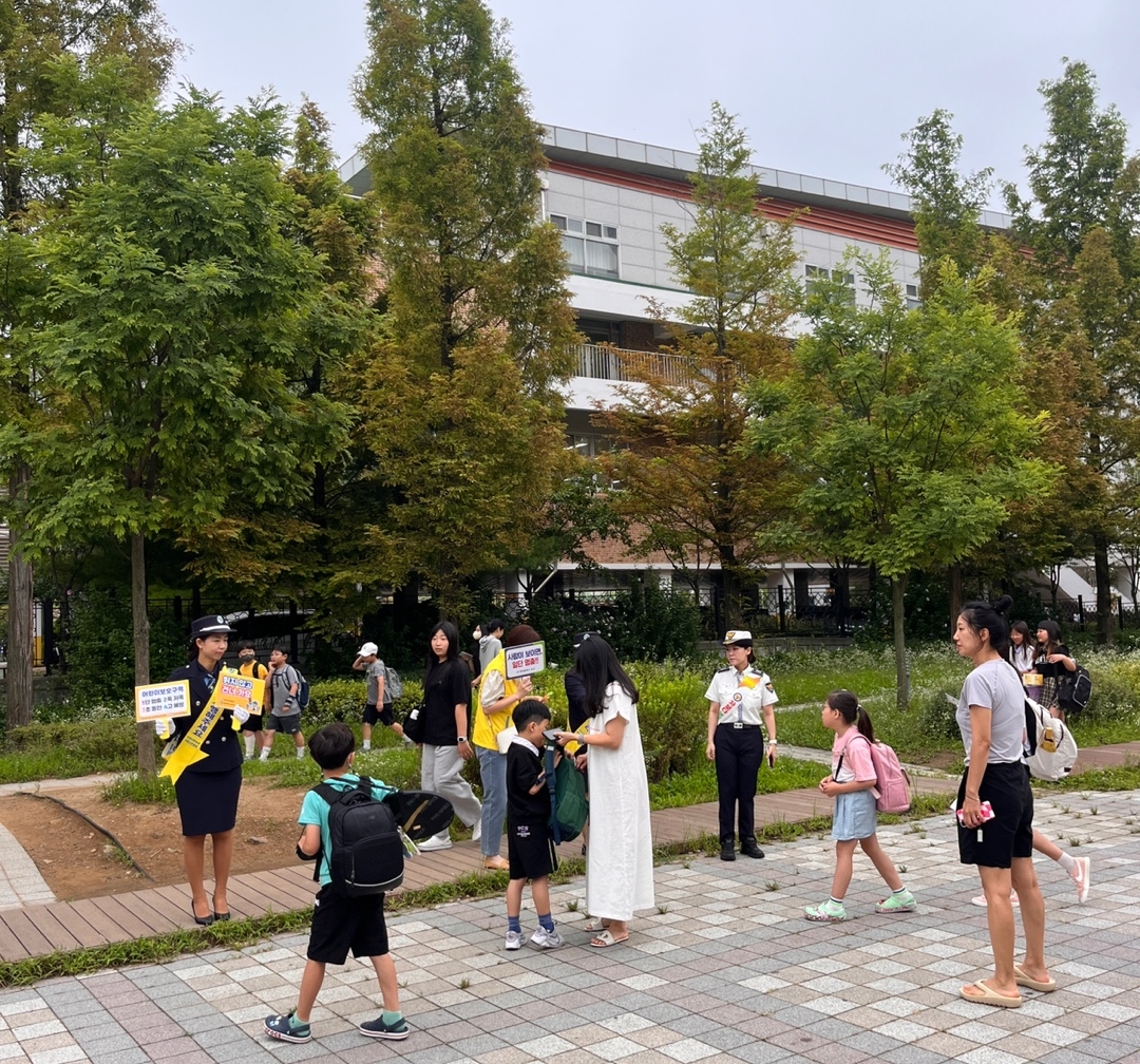 인천 서구, 청라초 등굣길 교통안전 기관합동 캠페인 실시
