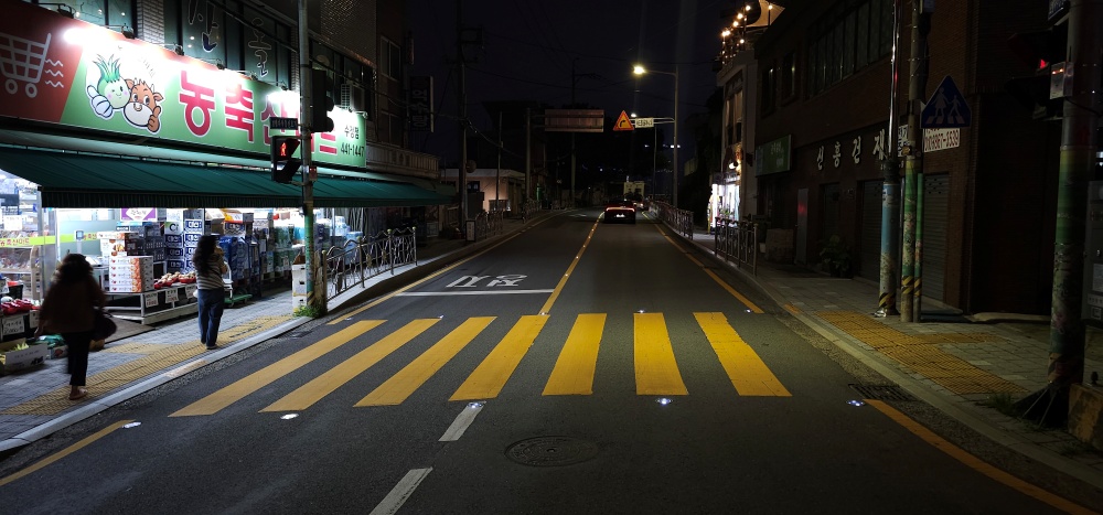 부산 동구, 산복도로변 중앙선 및 횡단보도에 LED 도로표지병 설치