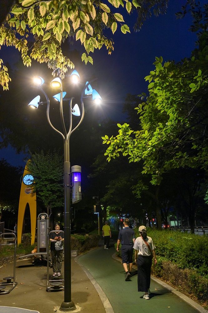 양천구, 공원 스마트조명등 교체로 안전 · 에너지절약 모두 잡았다