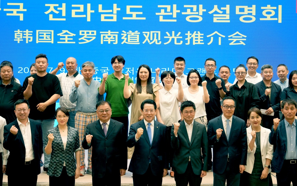 김영록 전남도지사, 중국 항저우서 무안공항 활성화 관광설명회 개최...정기노선 취항 업무협약