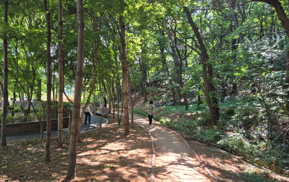 남동구, 맨발 산책로 15개소 운영…주민 만족도 높아