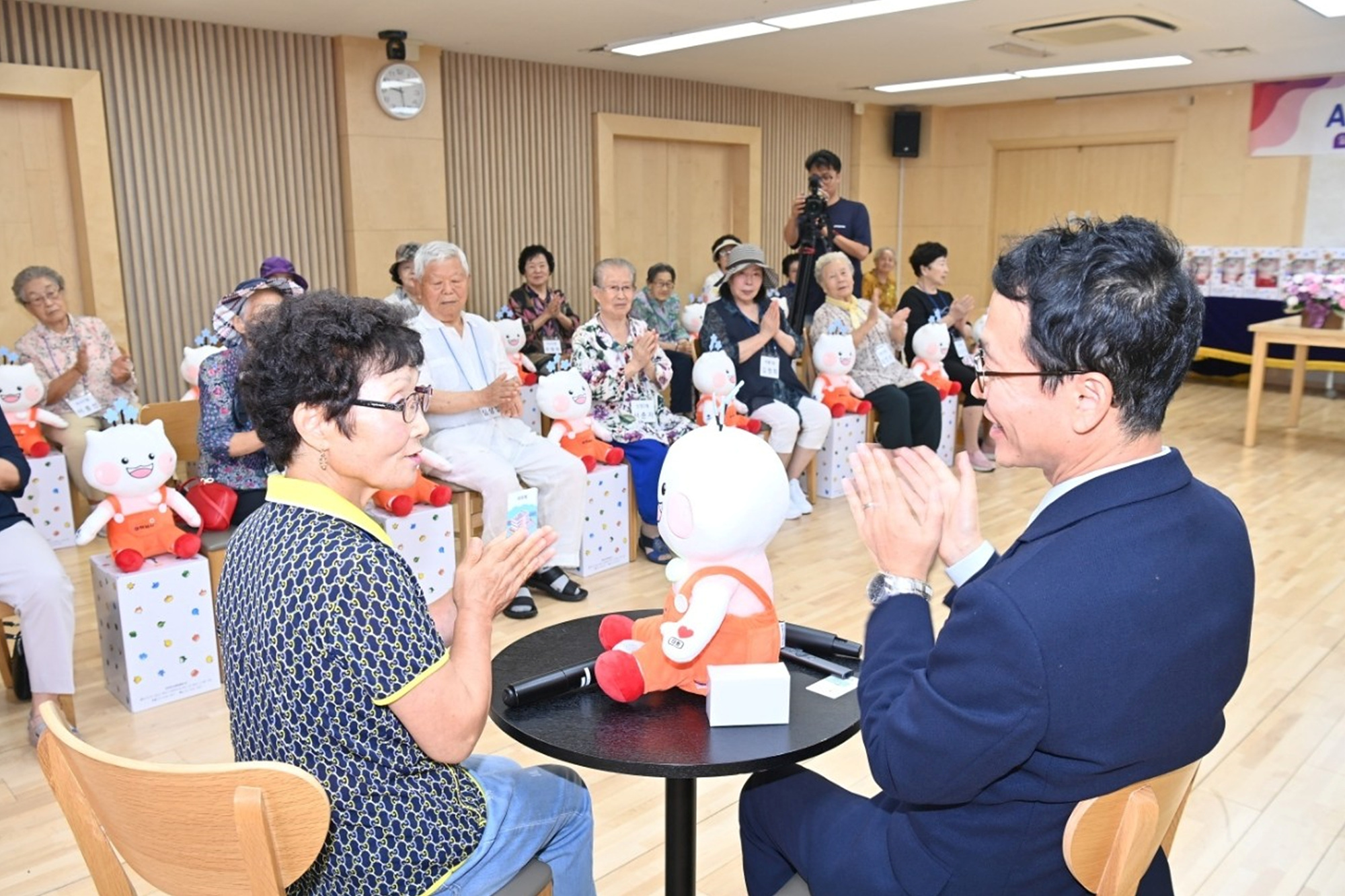 하남시, 홀몸 어르신 맞춤 케어 위한 AI 건강관리 로봇 '하남이' 전달
