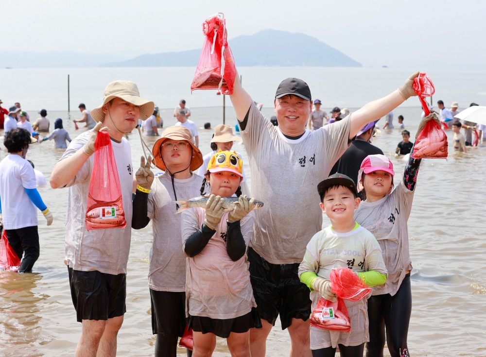 보성군의 진미, 고소한 전어 맛에 빠지다 ‘제16회 보성전어축제’ 성료