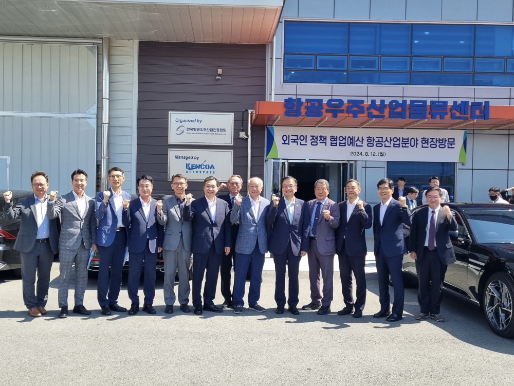 최상목 경제부총리, 사천시 '항공산업 현장 방문 및 외국인 인력 운영' 점검