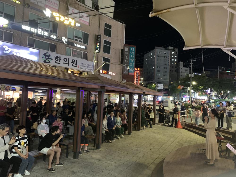 가을밤, '청년예술가와 함께하는 음악이 있는 거리 산책' 세 번째 버스킹 공연 개최