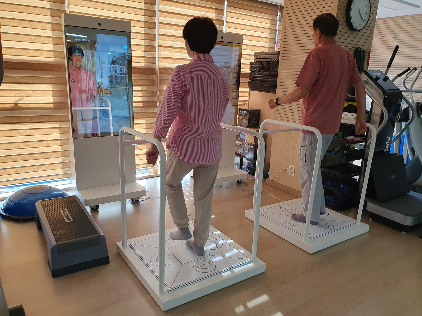 양천구, 치매예방도 스마트하게… 거울보며 운동하는 ‘스마트미러’ 도입