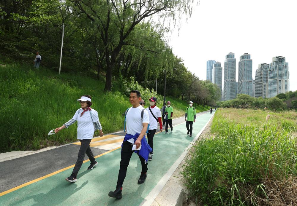 강남구, 양재천에서 만보 걸으며 혈당 변화 확인해 봐요!