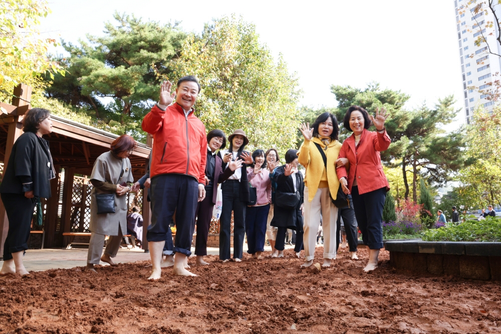 의왕시, 내손어린이공원에 맨발걷기길 개장