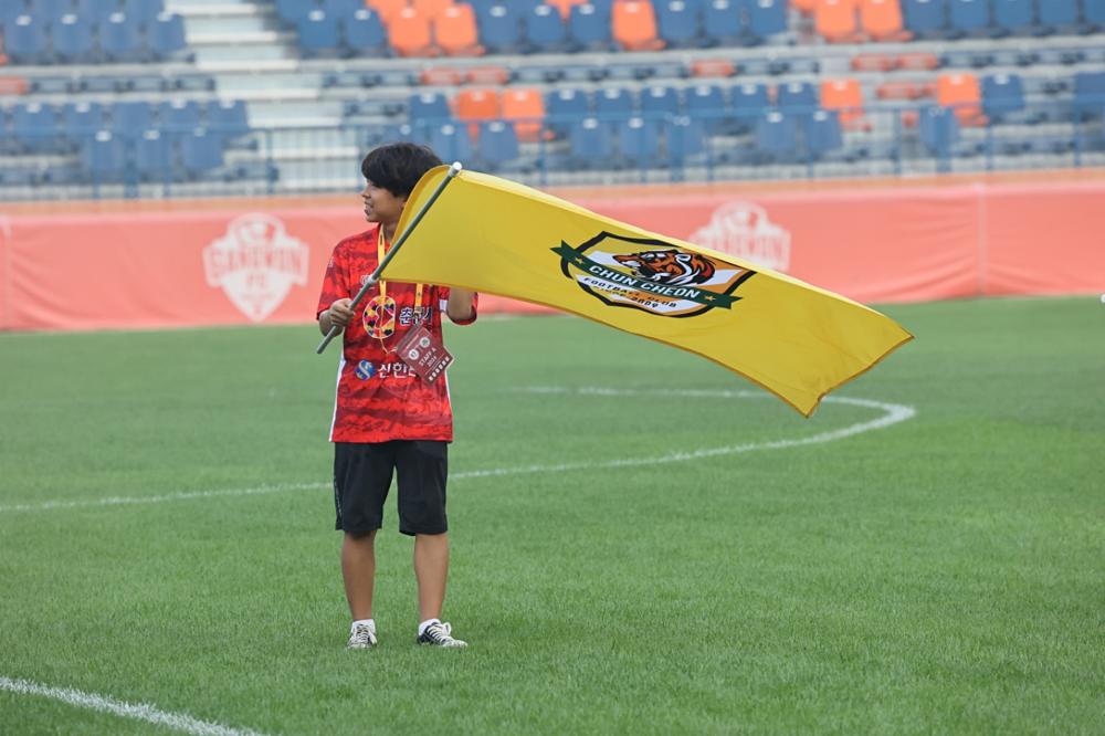 중학생 응원단장, 춘천시민축구단에 활력 불어넣어