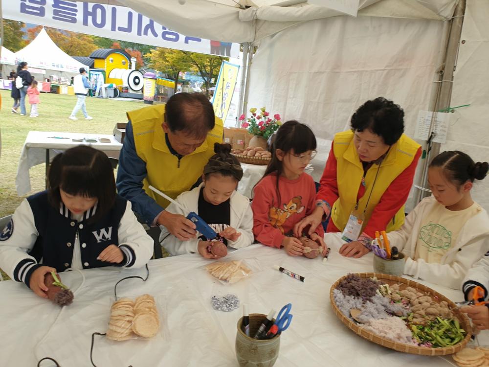 곡성어린이대축제와 함께한 곡성시니어클럽 체험활동 인기