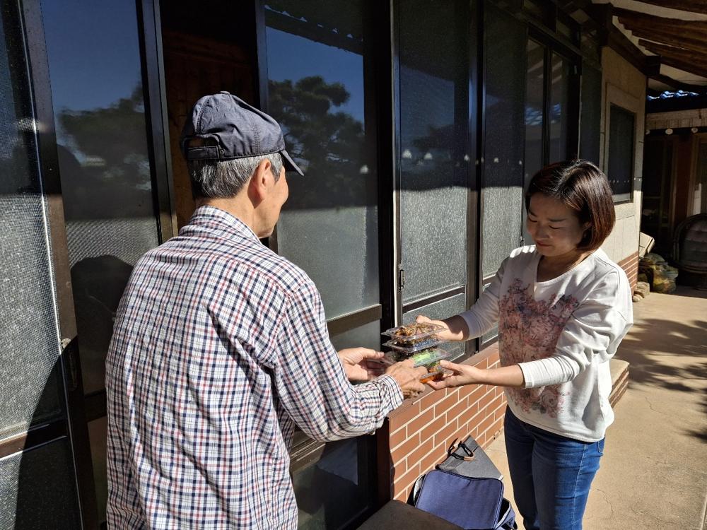 하동군, 1인·노인 가구 대상 밑반찬 배달 중