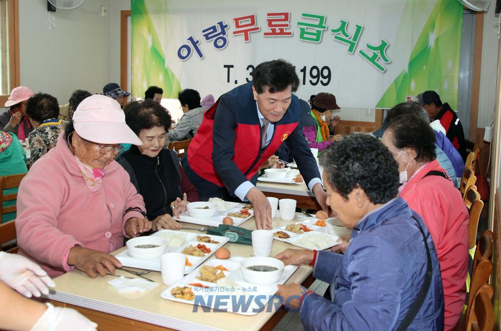 밀양시장, 참조은무료급식소서 급식 봉사