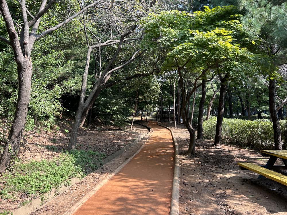 광명시, 도심 속 공원에 '맨발 걷기 길' 조성