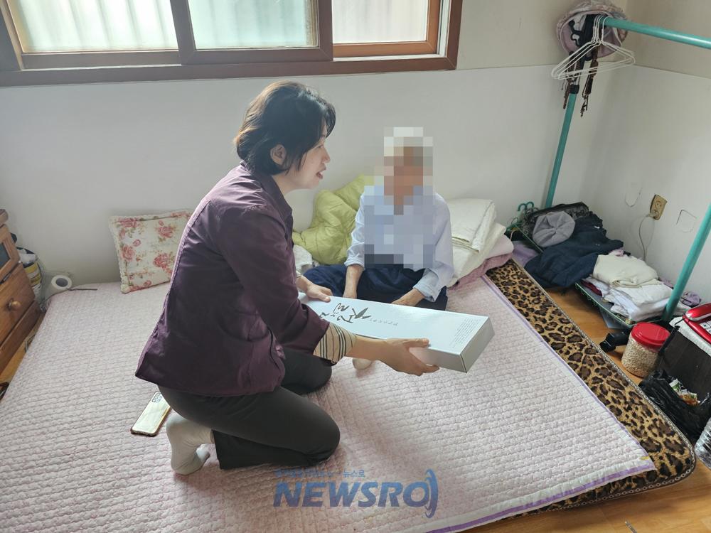 인천 중구, 100세 어르신에 장수 지팡이 '청려장' 전달
