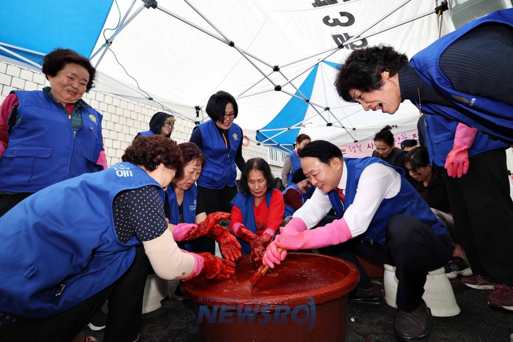 인천 동구 송현3동 바르게살기운동위원회, 고추장 나눔행사 열어