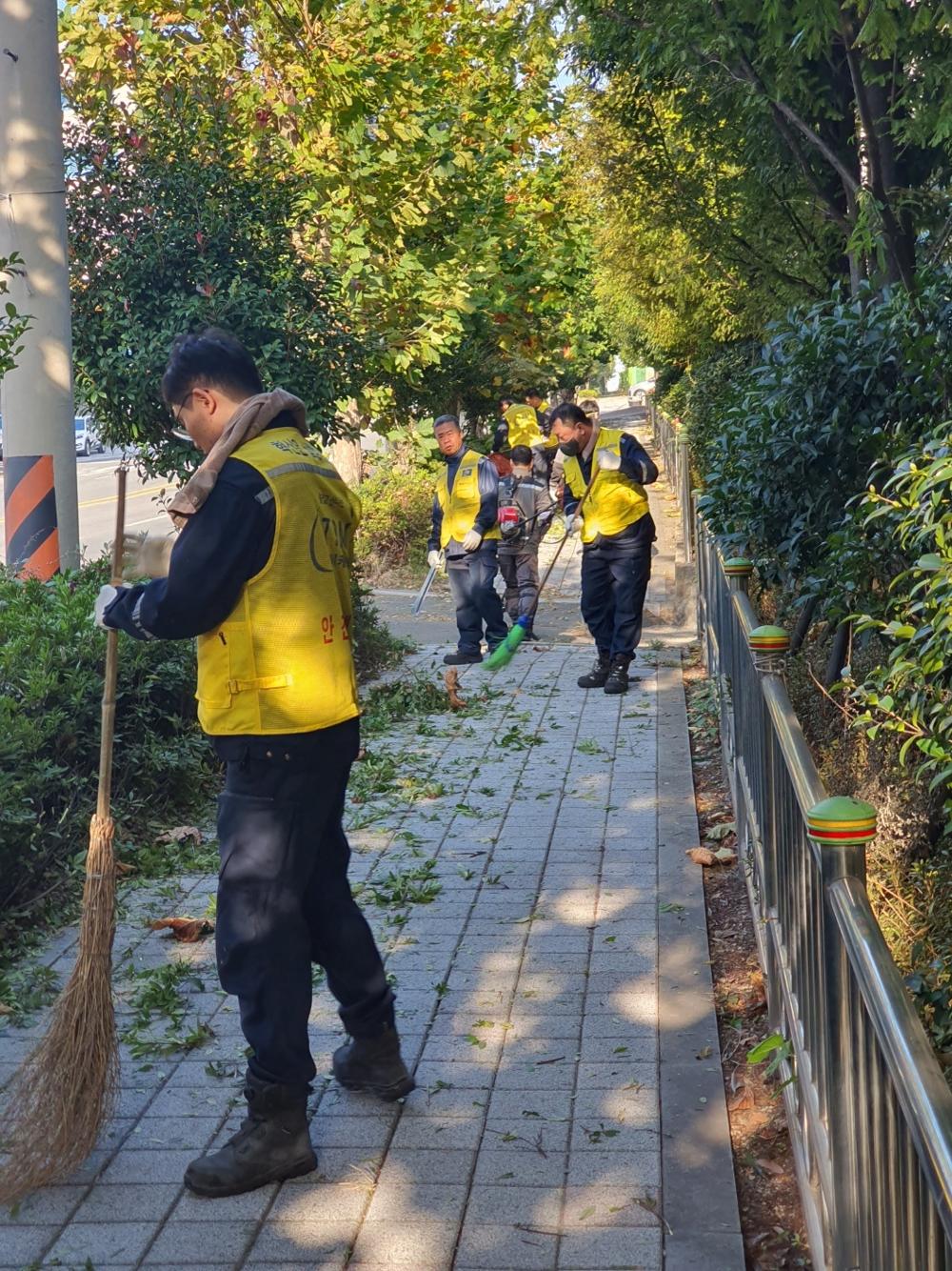 사하구 와이케이스틸, ESG 경영 실천…구평동 도로변 환경정비 나서