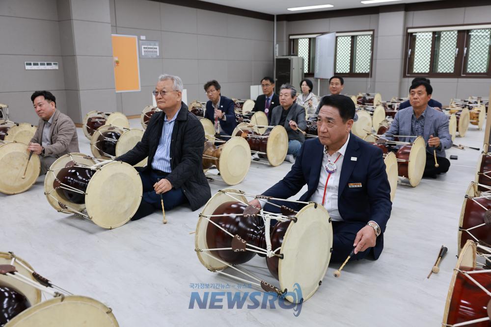 크라운해태 윤영달 회장, 영동군 방문
