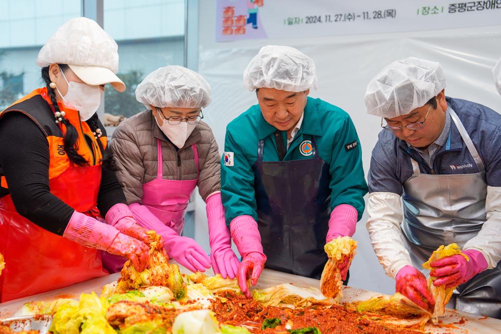 증평군 장애인복지관, 따뜻한 김장 나눔
