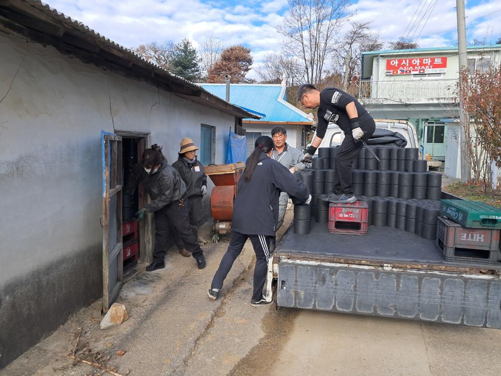해안면 장영석 가족, 취약계층에 연탄 나눔