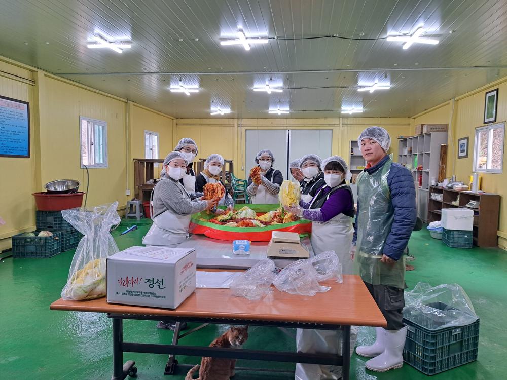 정선 화암면지역사회보장협의체, 김장철 맞이 '홀몸 어르신 식품 꾸러미 지원'