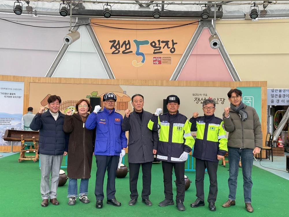 정선아리랑시장 상인회, 정선군모범운전자회에 후원금 전달