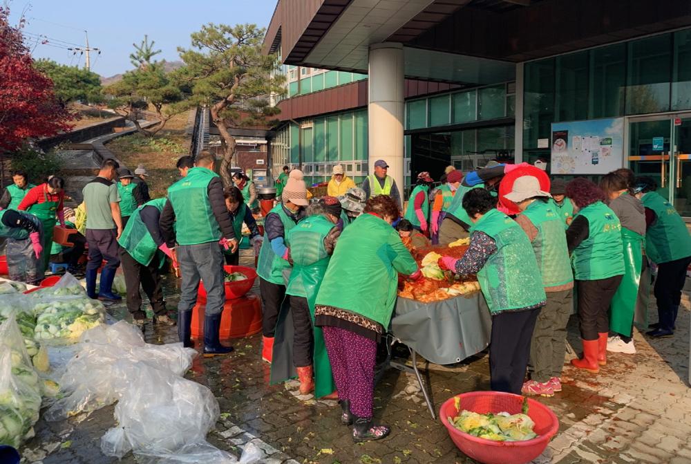 공주시 계룡면새마을회, 사랑의 김장나눔 행사 실시