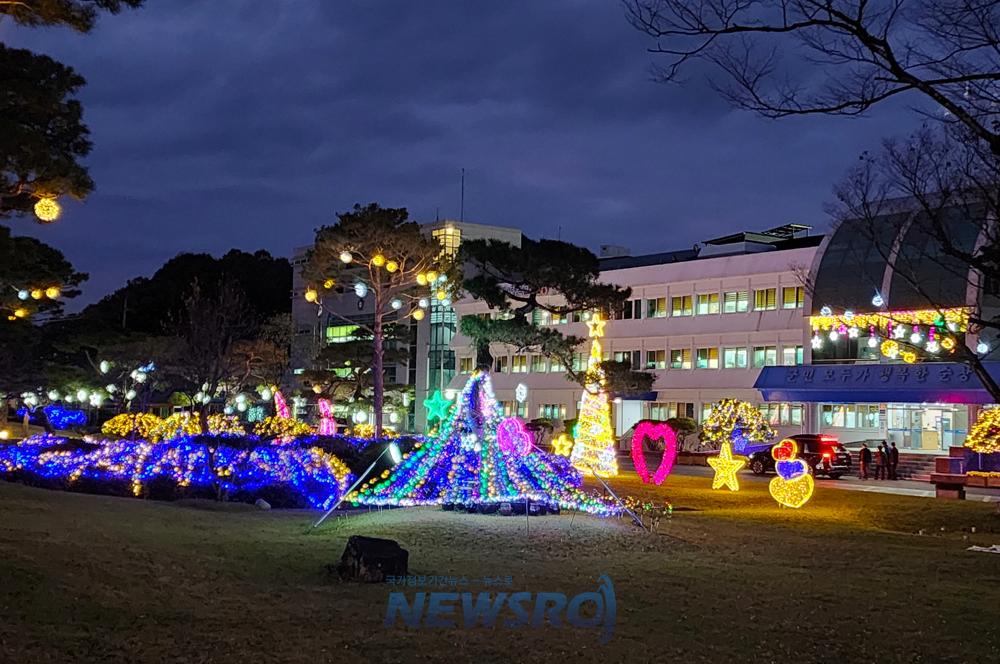 순창군청 광장, 성탄절 앞두고 화려한 조명으로 '변신'