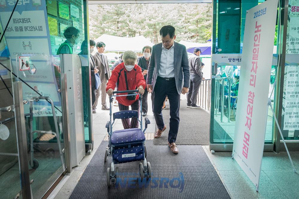 양천구, 거동불편 저소득 어르신 50명에 실버카 지원