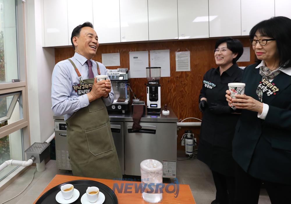 일일 바리스타 변신한 조성명 강남구청장, 경력이음여성과 따뜻한 소통
