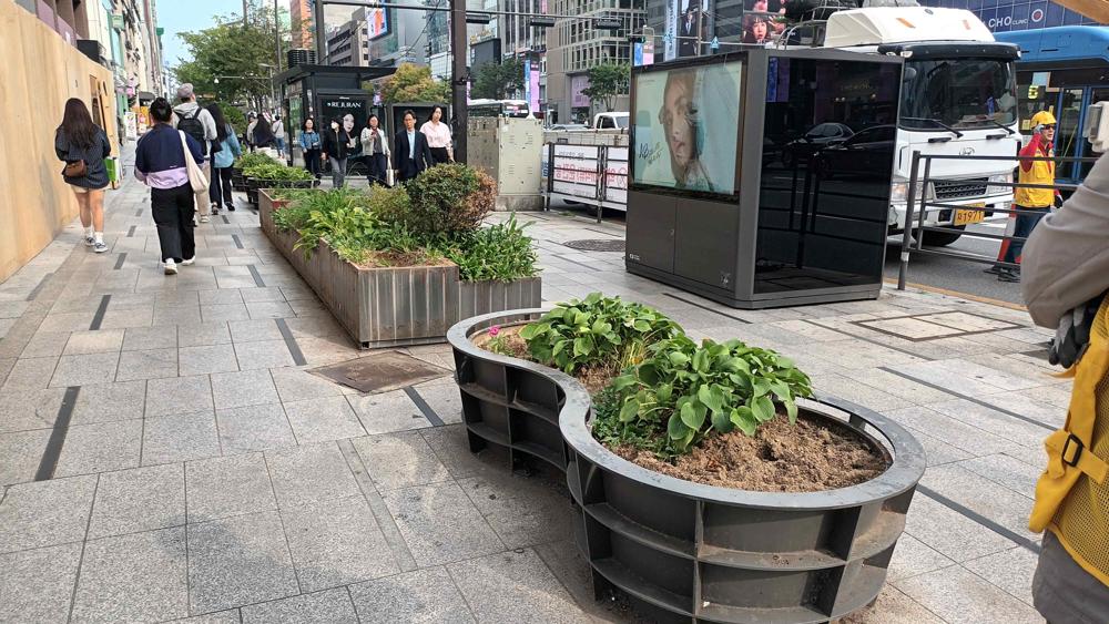 서초구, 강남대로 보도 대형화분 철거해 안전한 보행로 만들어