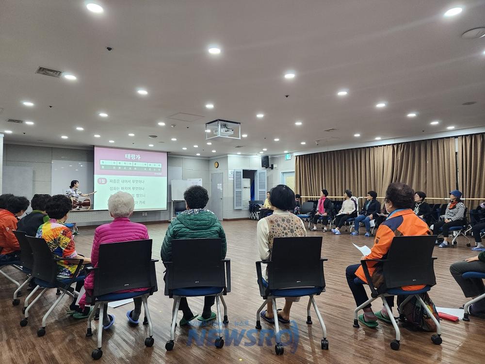 체조와 민요로 건강 지킨다 '우리소리 노래교실'