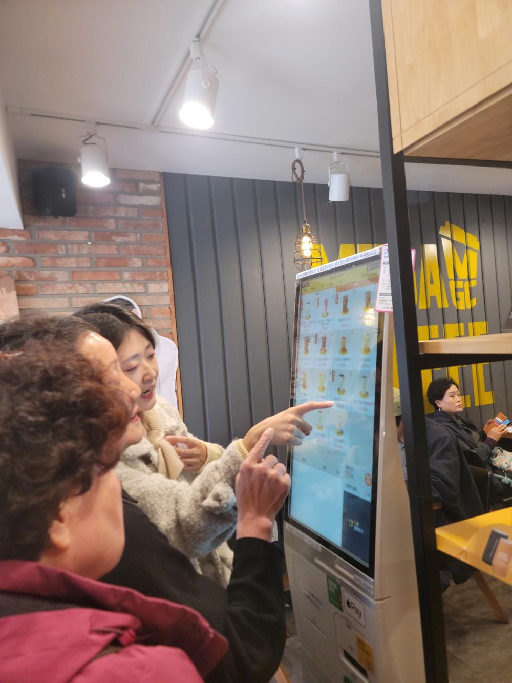 성북구 길음2동, 어르신 건강과 디지털 소외 해소 위한 프로그램 운영