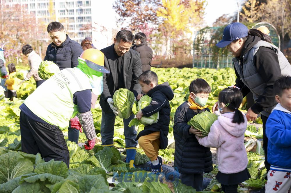 구로구, 오류IC 도시농업체험장에서 어린이들과 작물 수확 행사