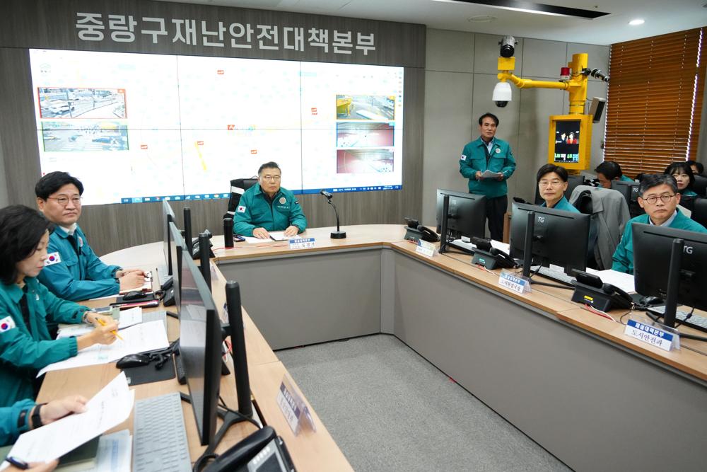 중랑구청장, 대설주의보에 직접 제설작업 나서