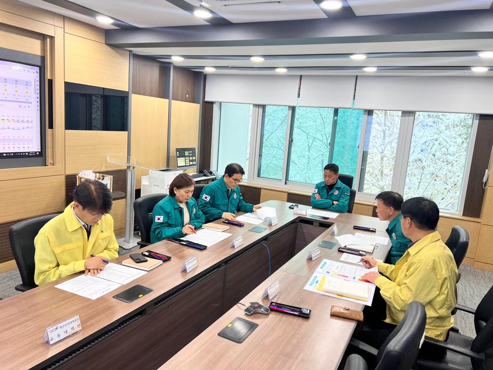구로구, 첫눈 폭설에 제설작업 전 직원 총력