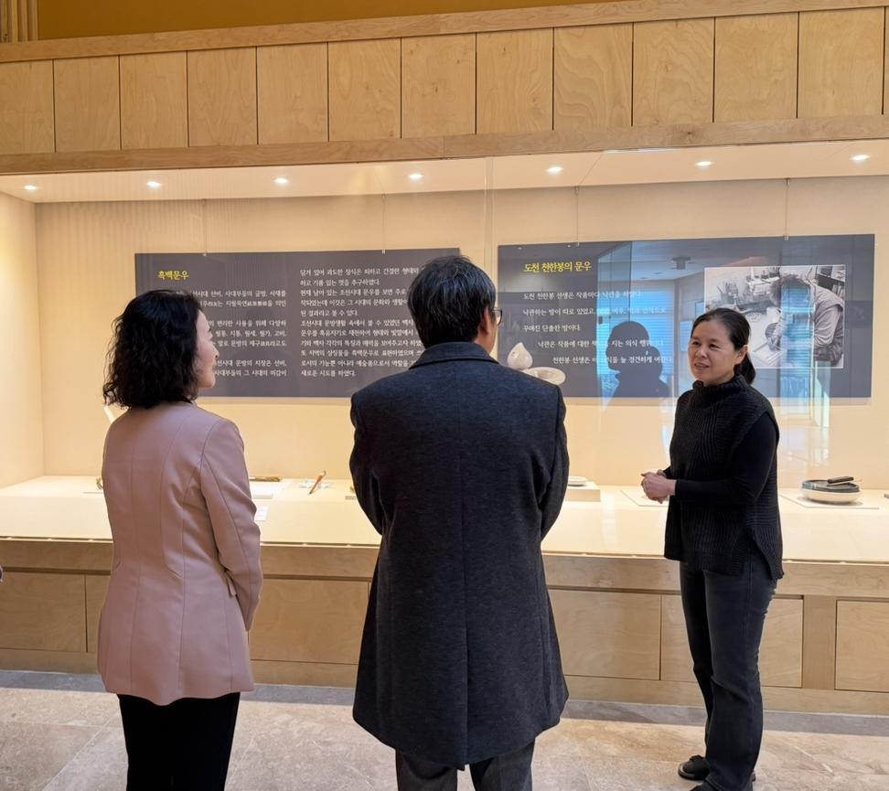 경상북도 무형유산 사기장 흑유자기 전시회 '흑백문우전(黑白文友展)' 개최